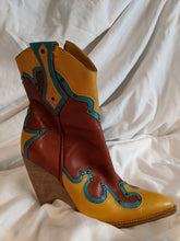 Load image into Gallery viewer, Karol Crossbody Leather Bag